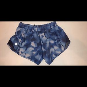 SIZE 6 HOTTY HOT (SHORT *2.5*) LULU LEMON SHORTS